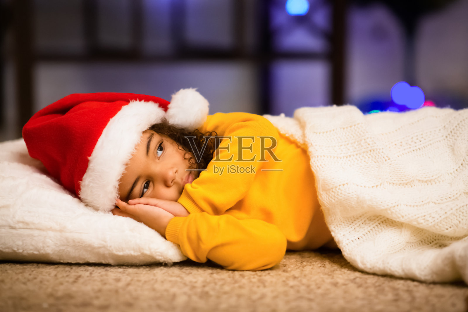 非洲小女孩假装睡觉,等待圣诞老人照片摄影图片