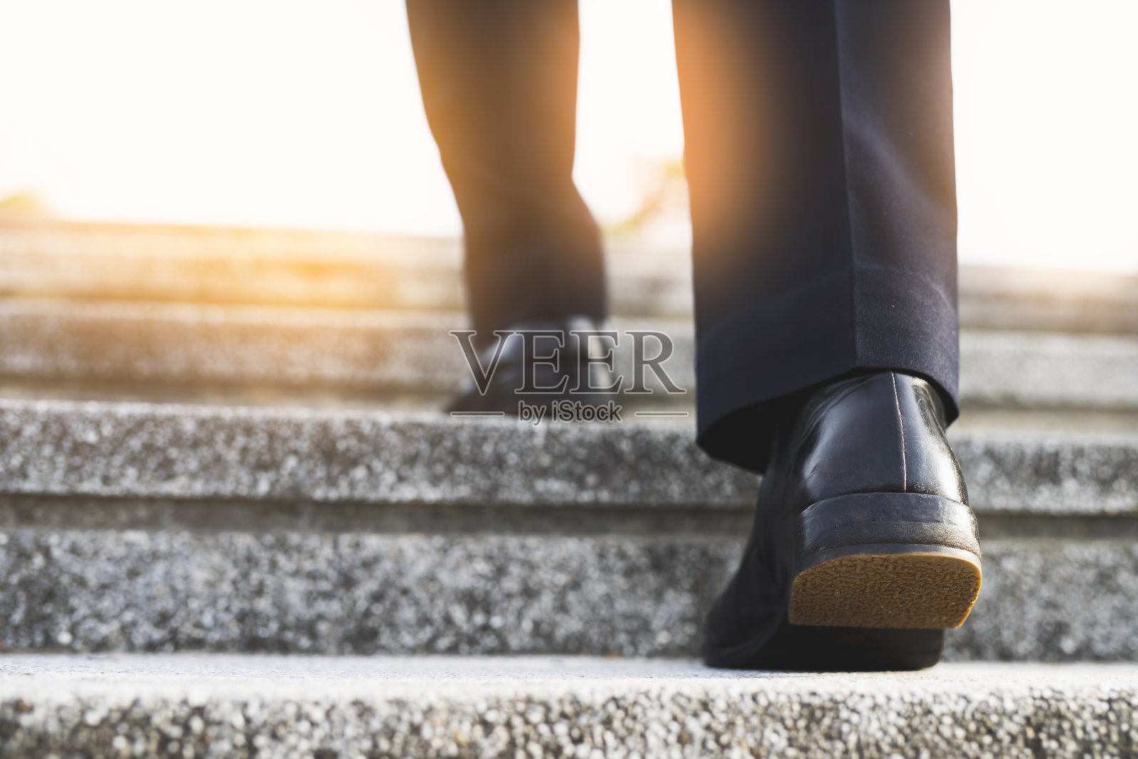 一个男人走上楼梯达到目标的形象照片摄影图片