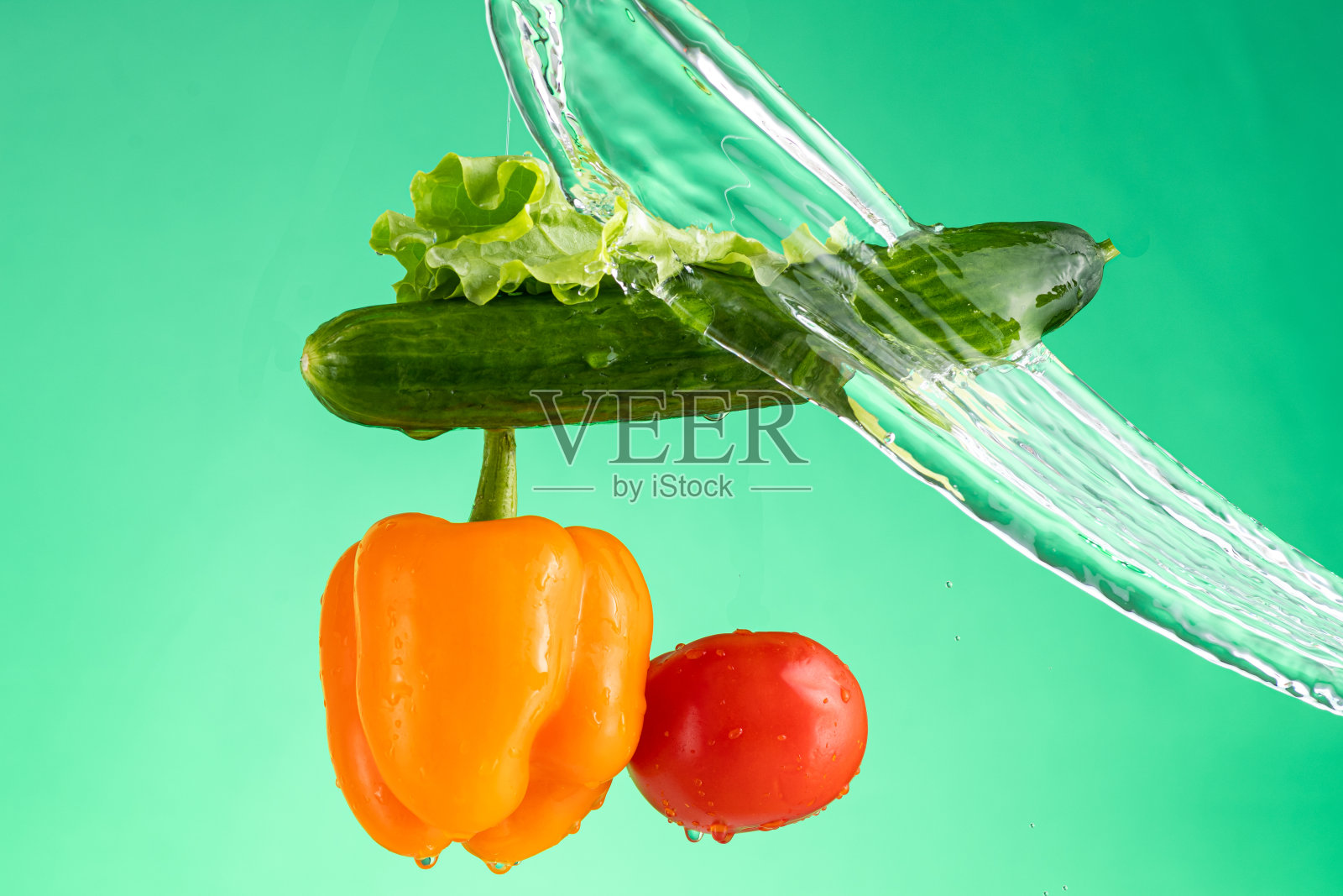 保加利亚甜椒用橘子、黄瓜和西红柿喷洒上水照片摄影图片