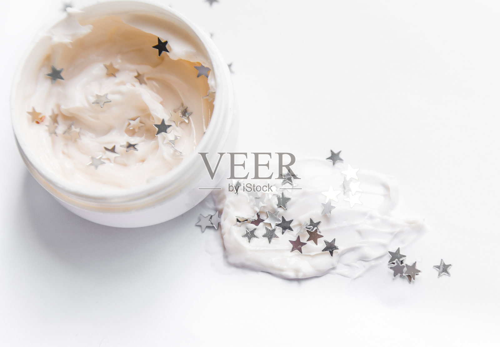 在化妆品塑料微粒。微塑料颗粒在口罩,环境污染和水照片摄影图片