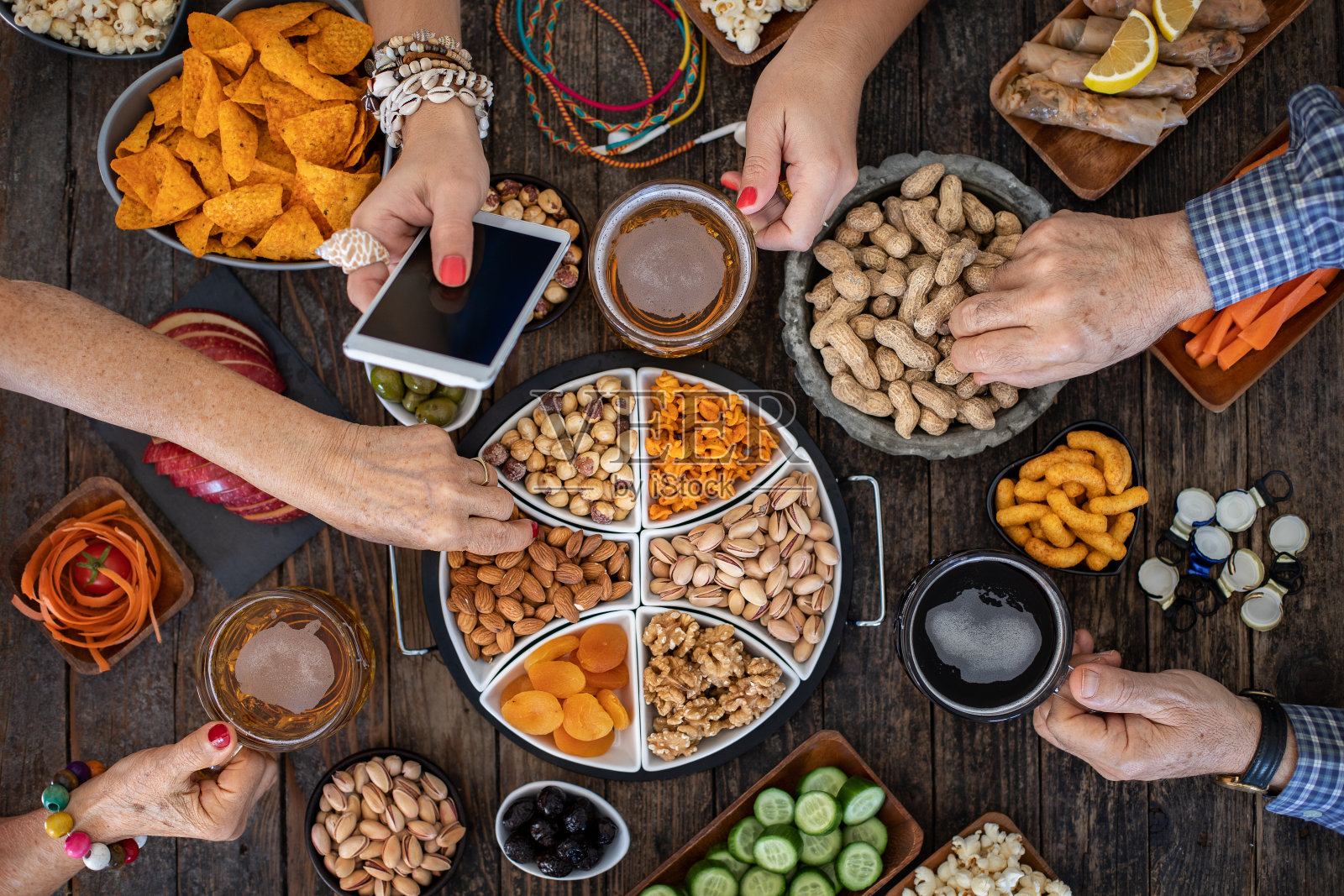 下班后去酒吧喝啤酒庆祝圣诞节,干杯照片摄影图片