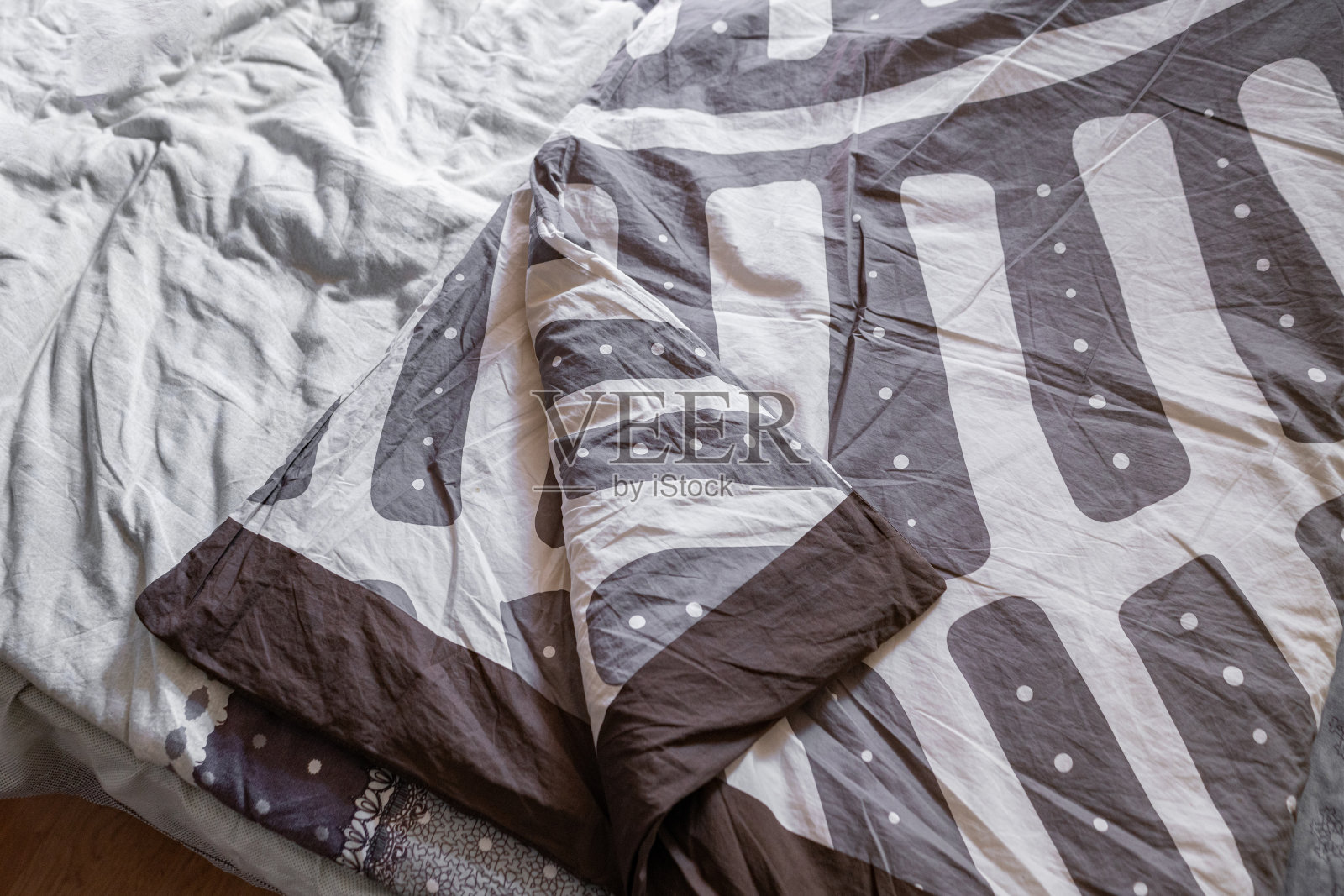 摘要设计了一种毛毯在床上装饰的织物照片摄影图片