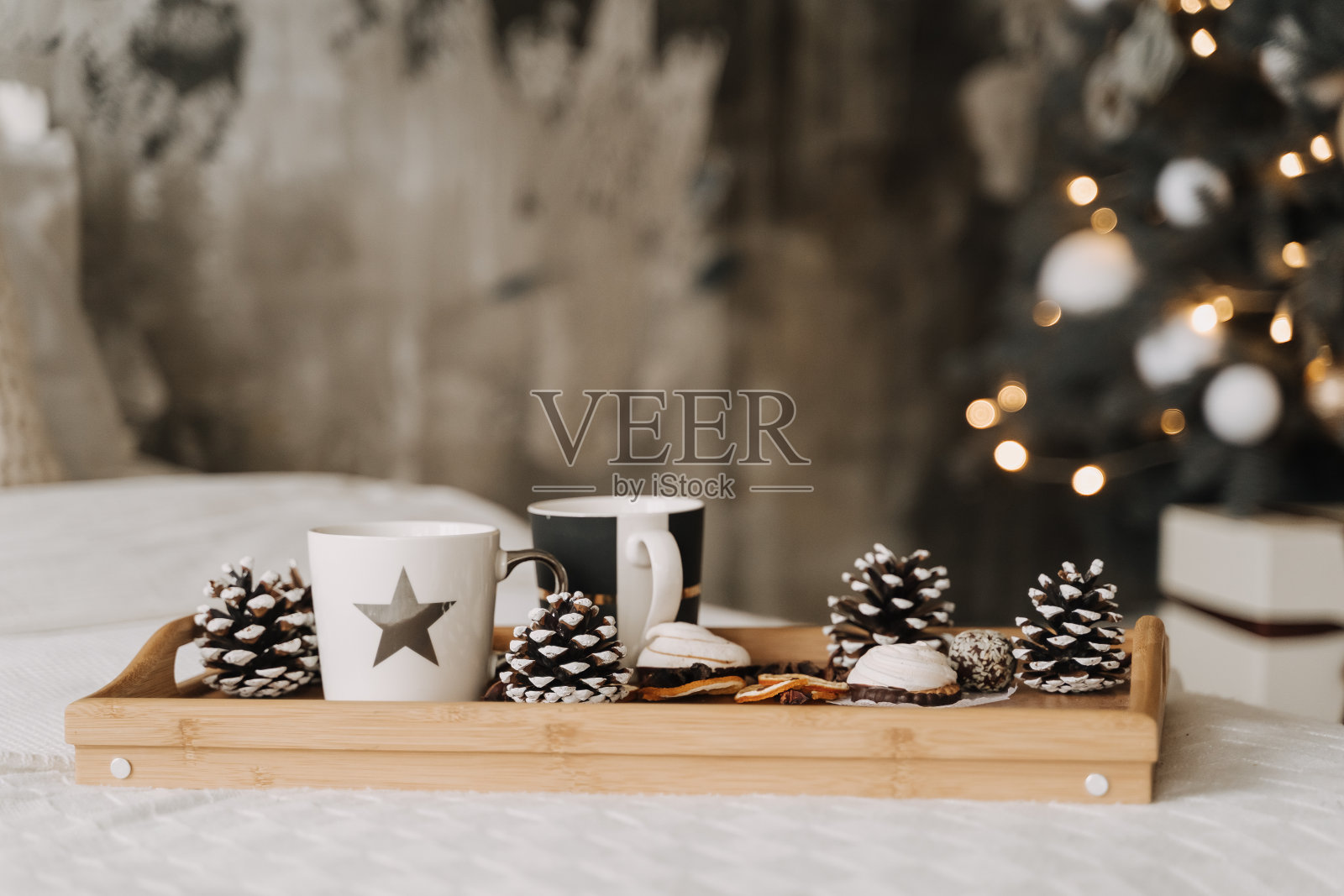 雪松果,杯子,蛋糕和干柑橘照片摄影图片