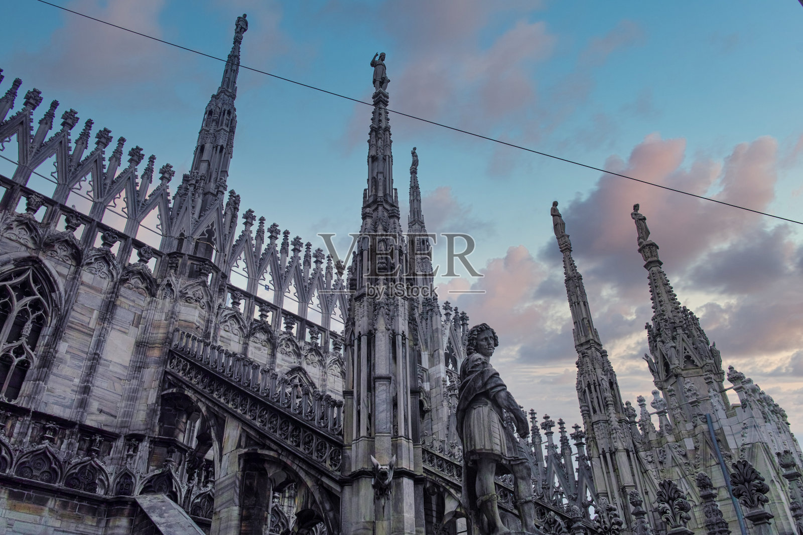 仰望意大利米兰大教堂照片摄影图片