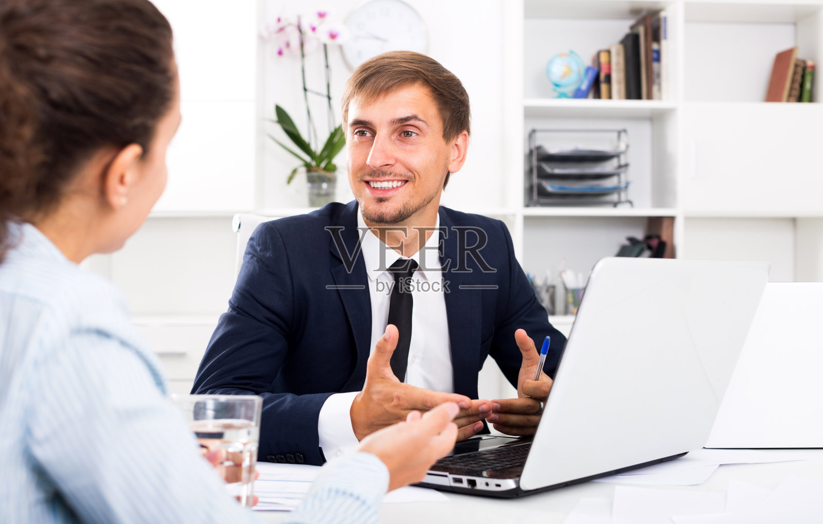 男人经理坐着在电脑上工作照片摄影图片