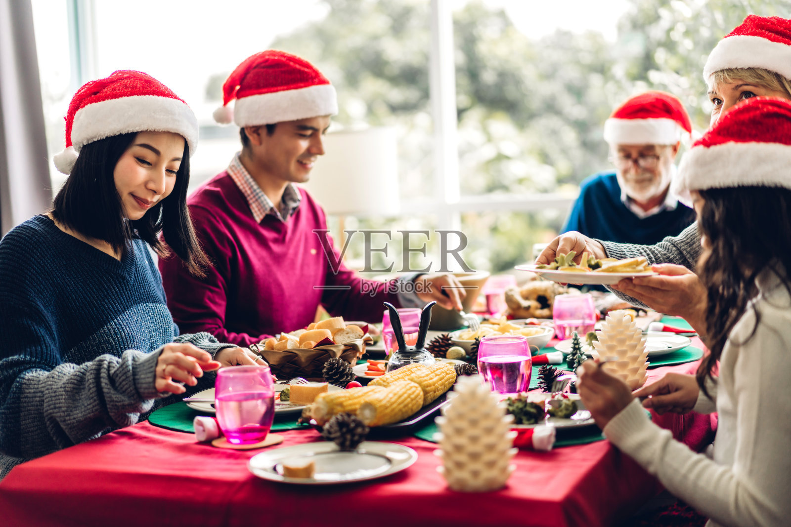 肖像快乐的大家庭庆祝圣诞帽有乐趣和午餐一起享受花时间在家里的圣诞节时间照片摄影图片