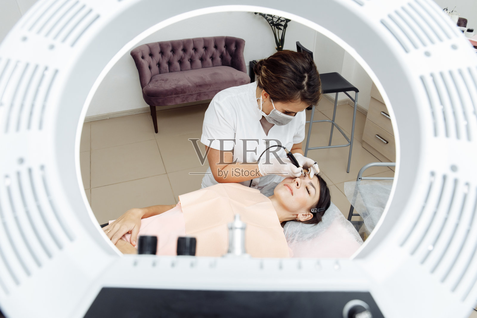 美容师操作半永久纹眉照片摄影图片