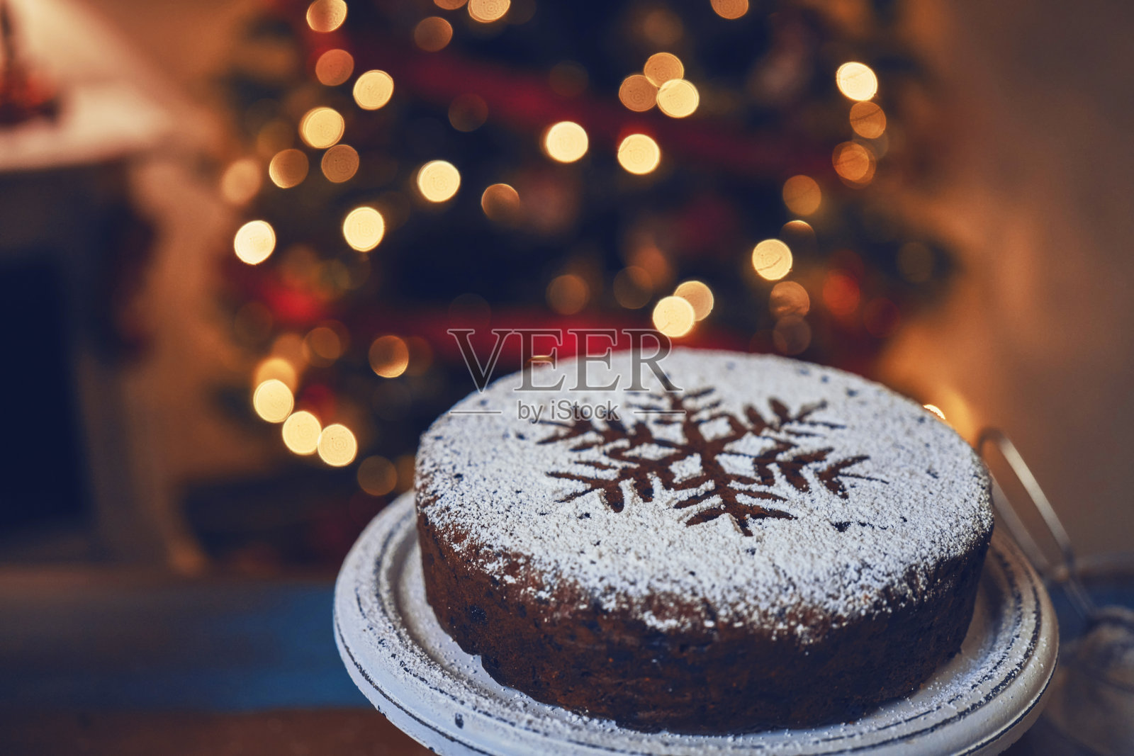 圣诞蛋糕与干果和坚果照片摄影图片