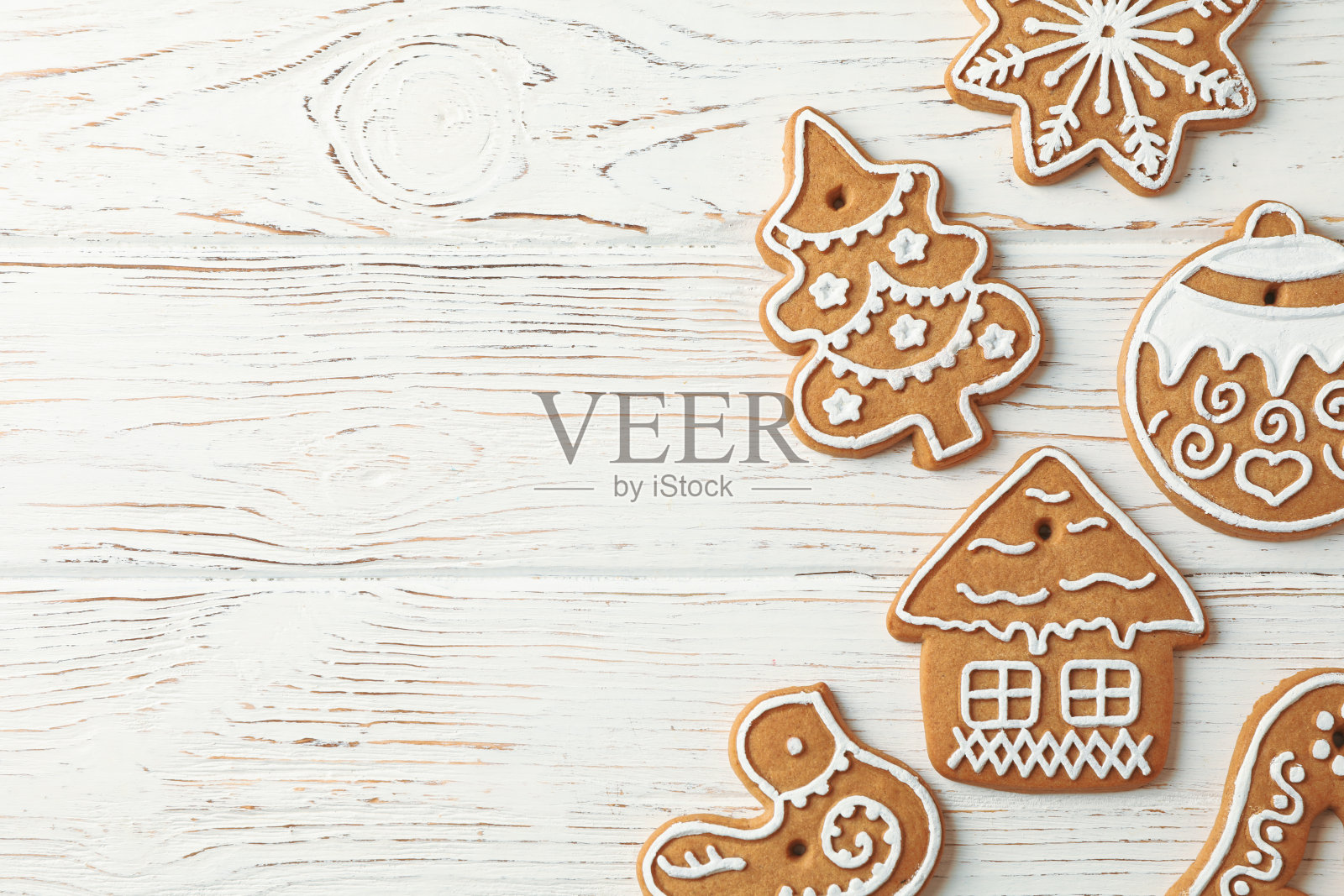 美味的自制圣诞饼干,白色木质背景,文字空间。俯视图照片摄影图片