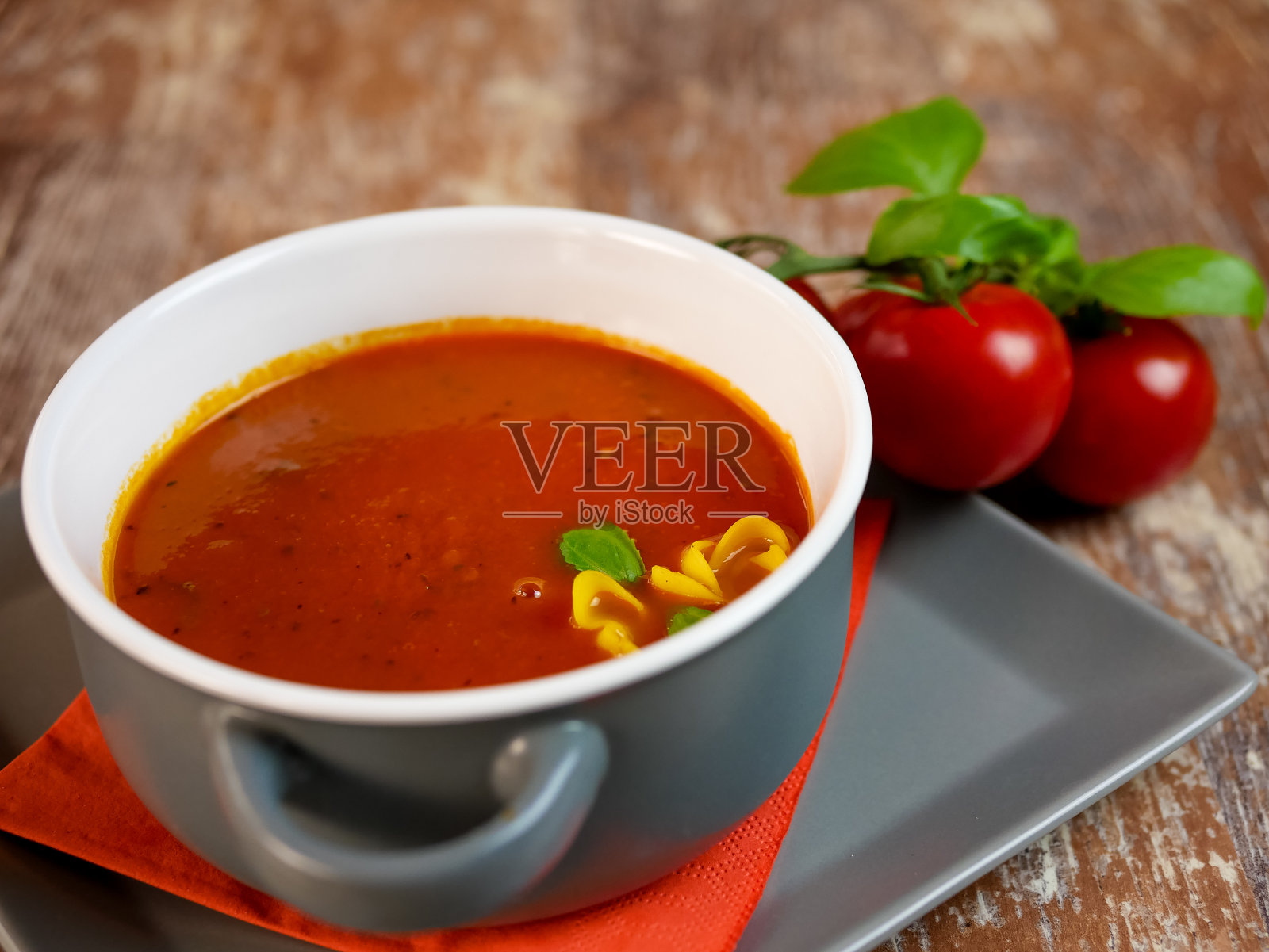 餐厅桌上的汤照片摄影图片