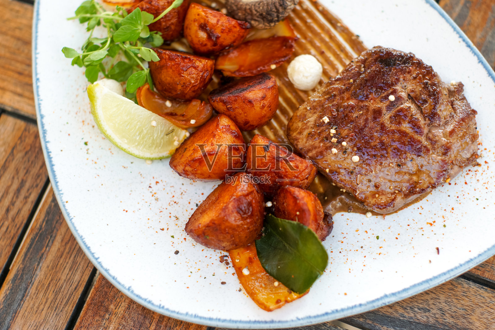 餐厅桌上的牛排照片摄影图片