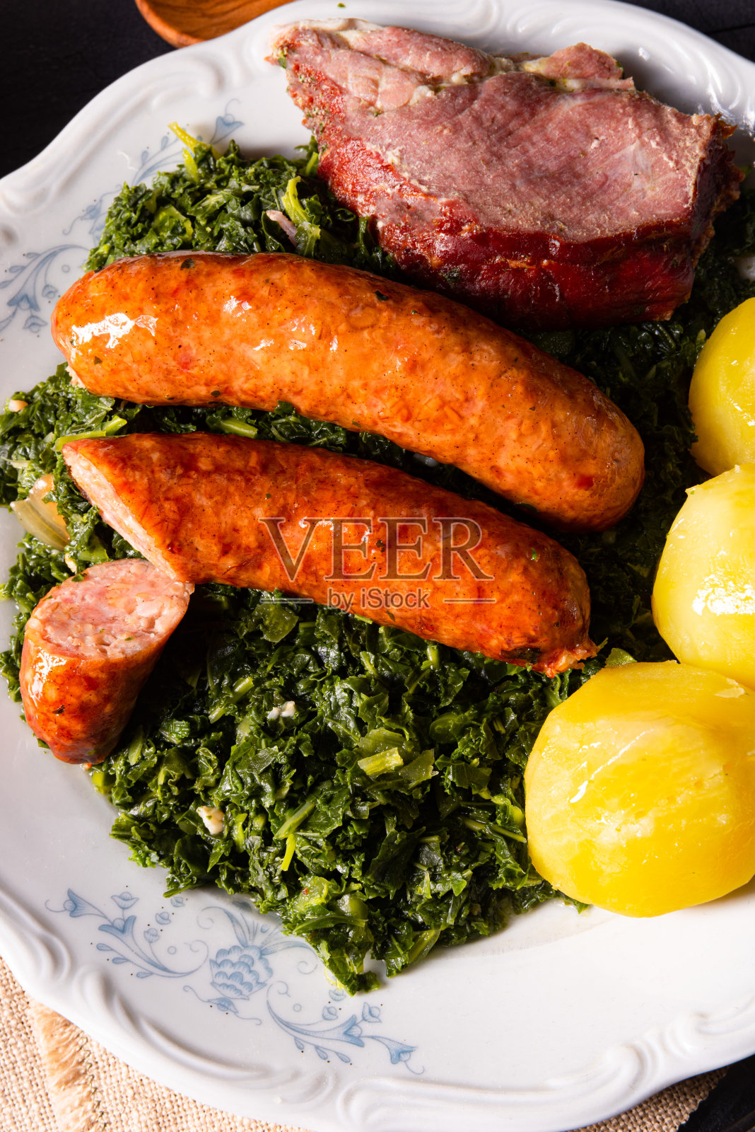 奥尔登堡甘蓝配平克尔香肠和卡斯勒照片摄影图片