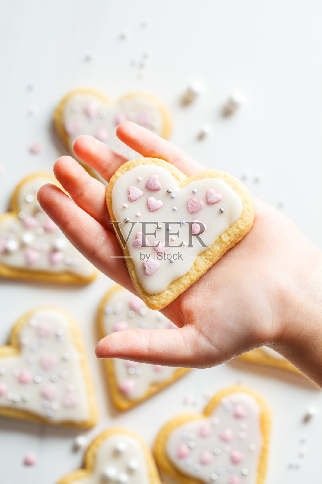 饼干心用糖霜装饰为情人节,以白色为背景。情人节的概念。照片摄影图片