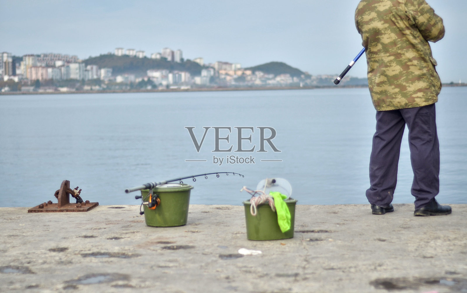 拿着苍蝇棒的人照片摄影图片