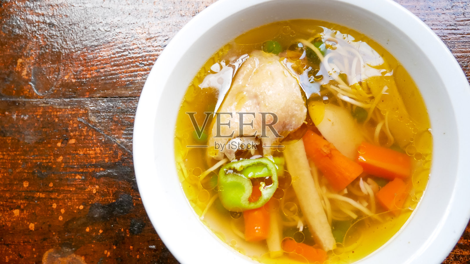 餐厅桌上的汤照片摄影图片