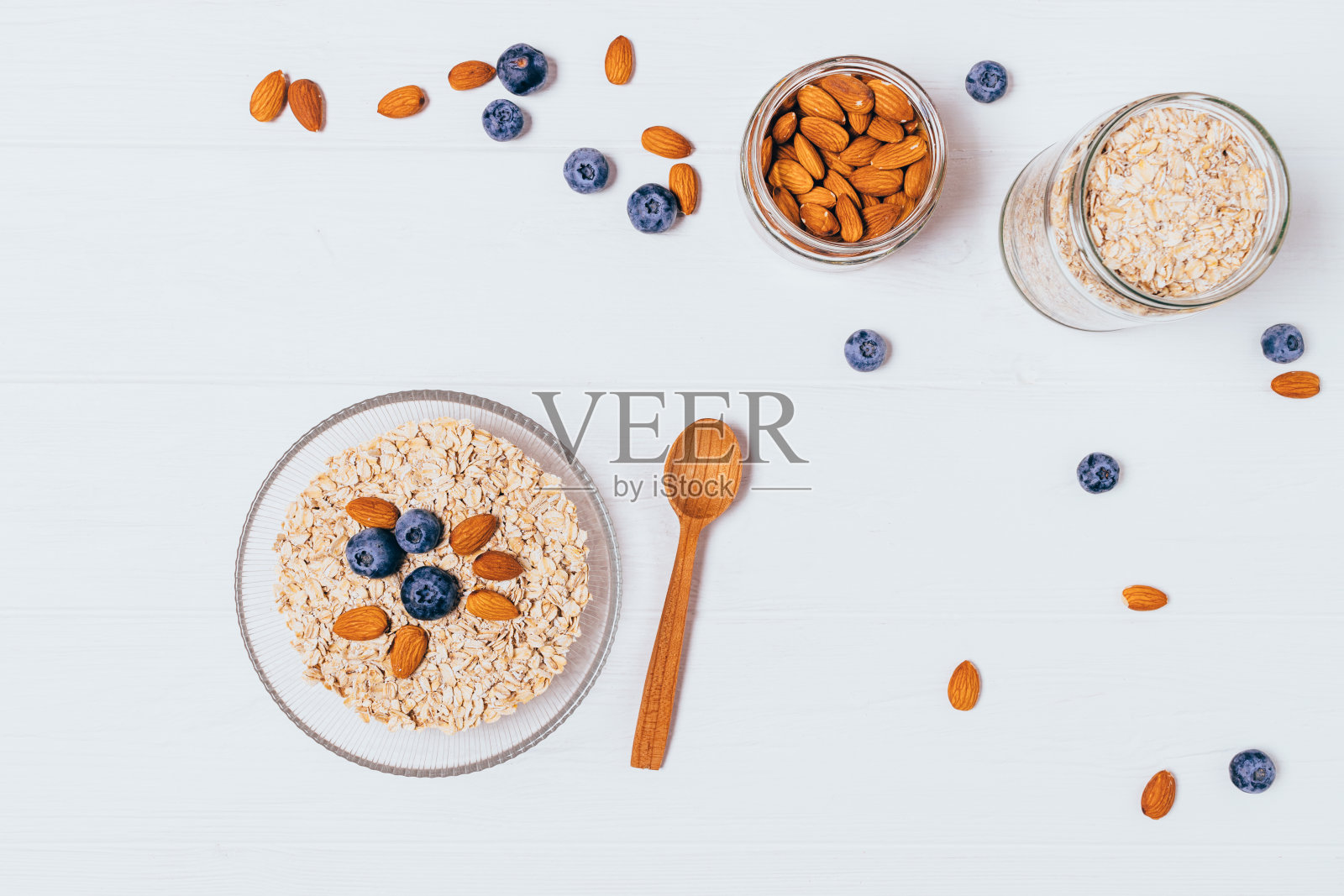 一碗燕麦片,杏仁和新鲜蓝莓照片摄影图片