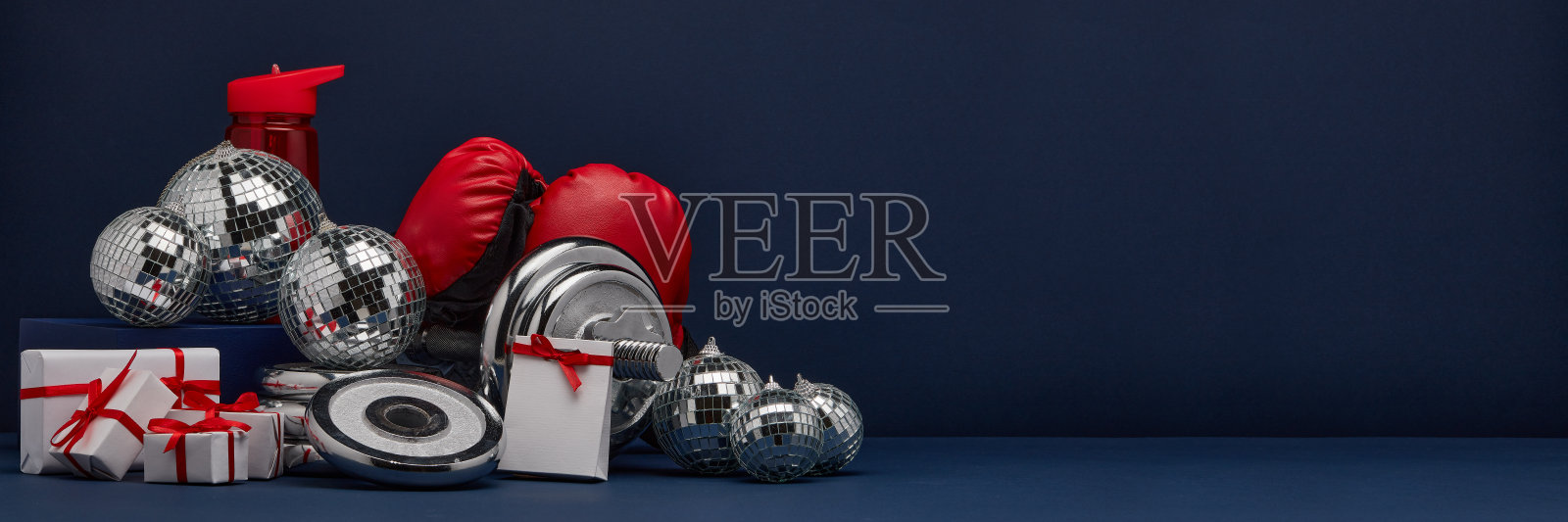 运动器材、礼品及镜子球。新年和圣诞节背景下的健身。特别宽的全景横幅背景照片摄影图片