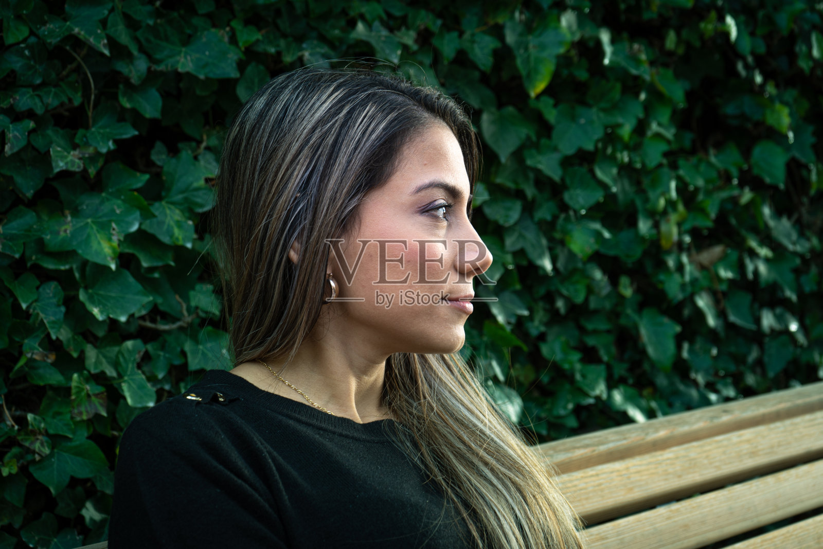 阳光明媚的女孩照片照片摄影图片