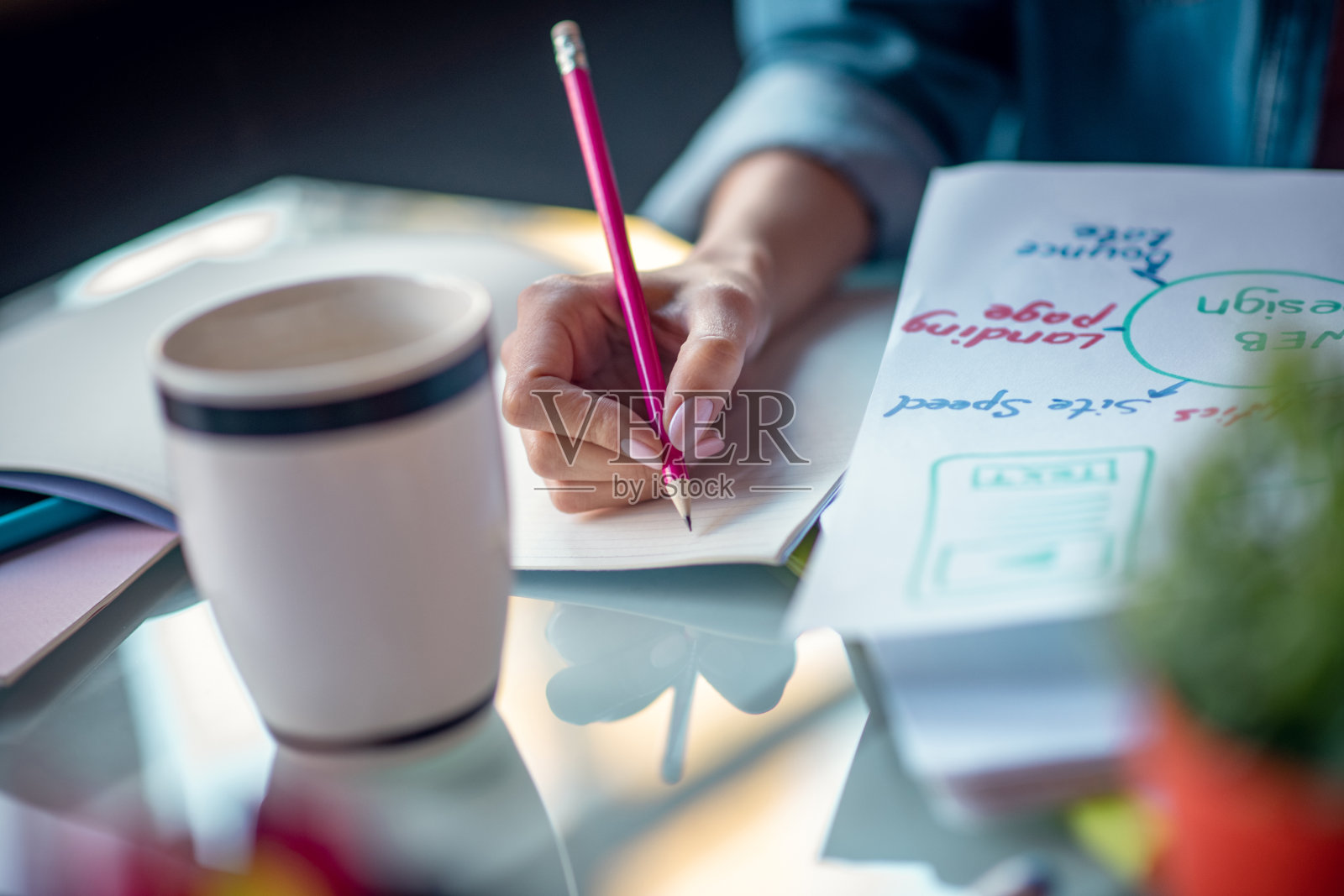 一个尖尖的粉红色铅笔的特写照片摄影图片