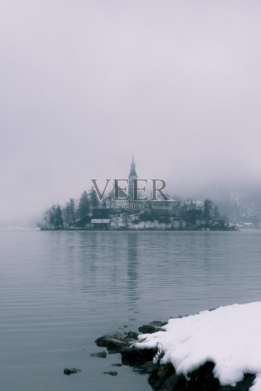 湖水的冬天越来越冷。教堂岛照片摄影图片