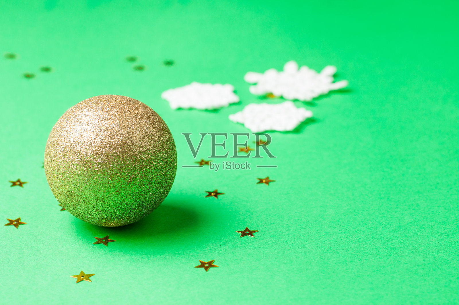 绿色背景上的圣诞装饰。饰品、雪花、明星。本空间照片摄影图片