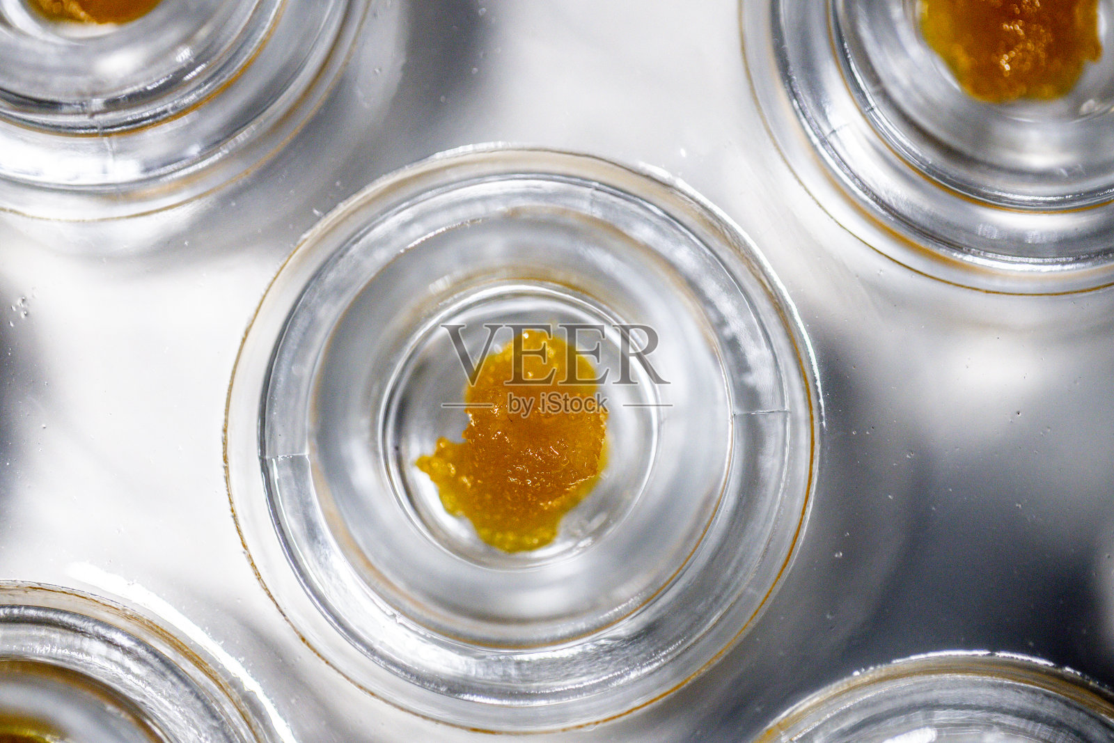 大麻活树脂合法制造和包装大麻轻拍照片摄影图片