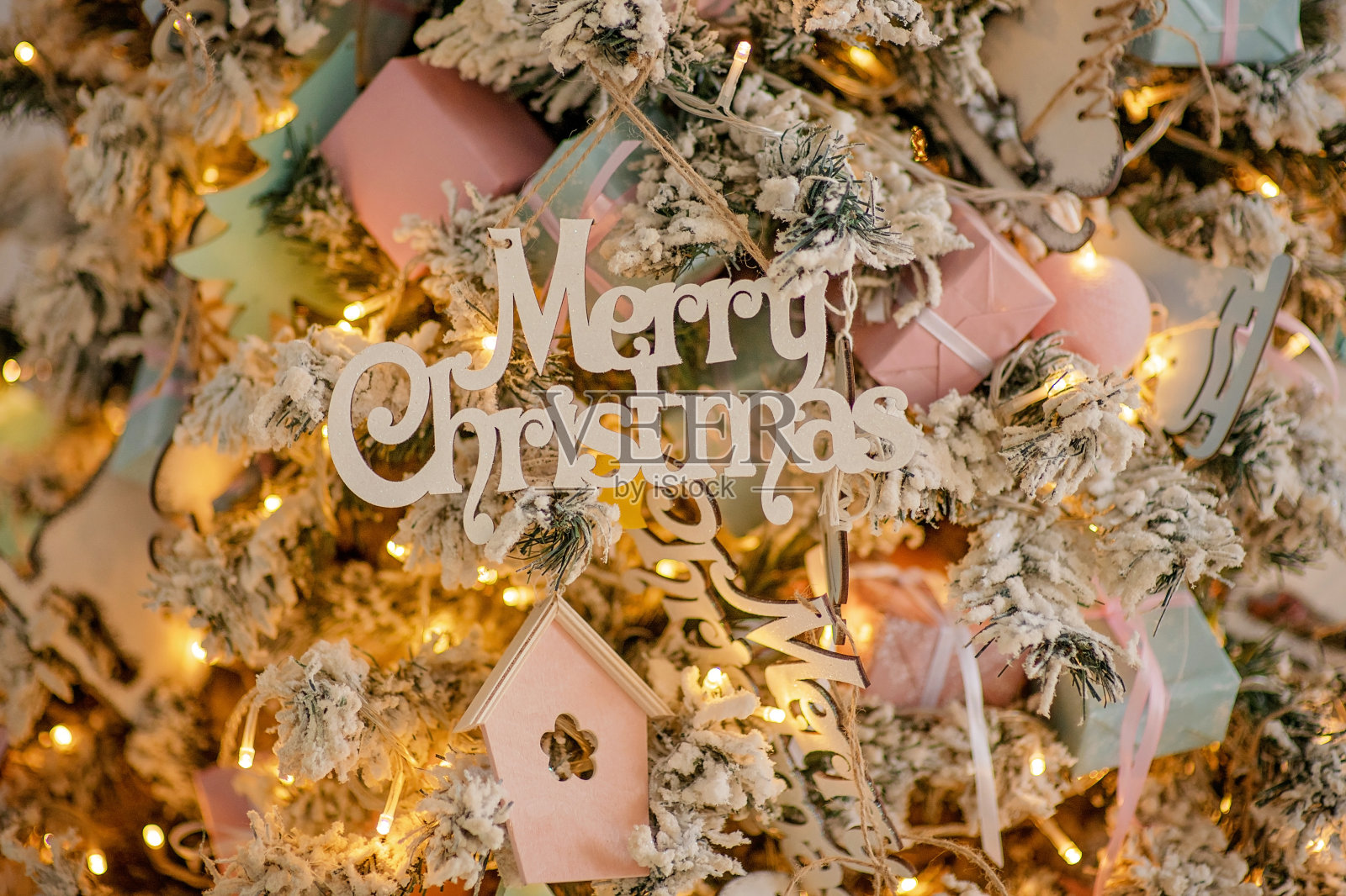 用灯和花环装饰的圣诞节日装饰品照片摄影图片