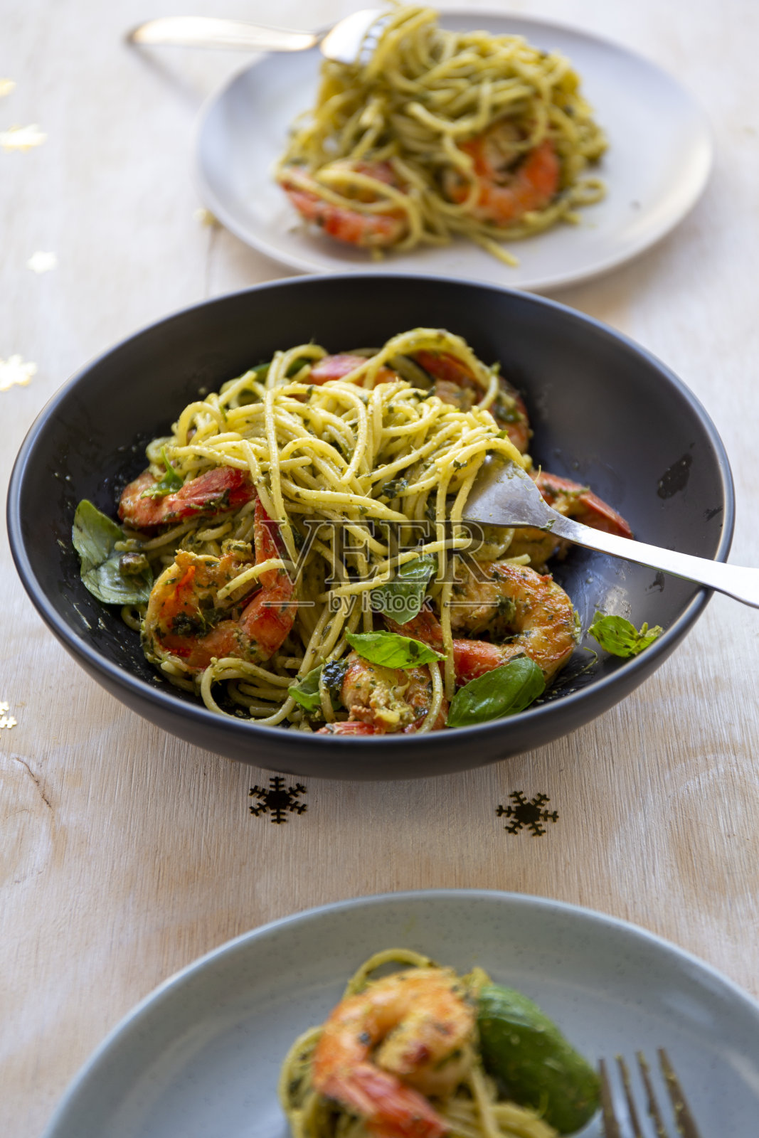 大虾意大利面和香蒜沙司照片摄影图片