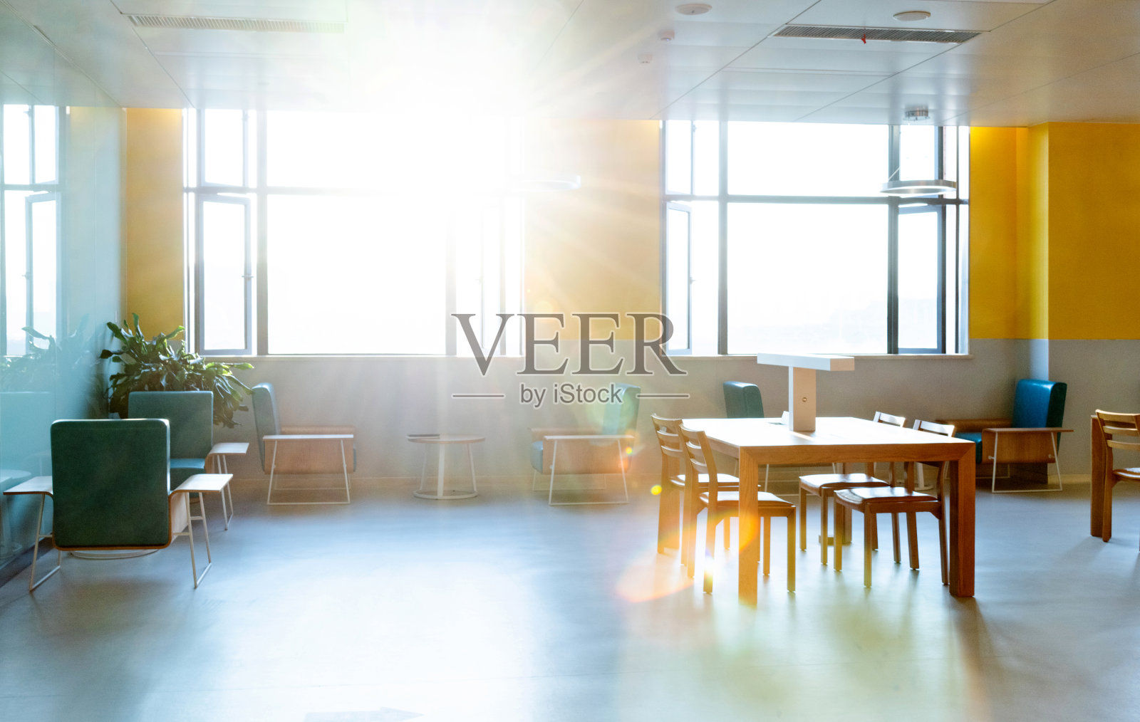 现代图书馆的桌椅照片摄影图片