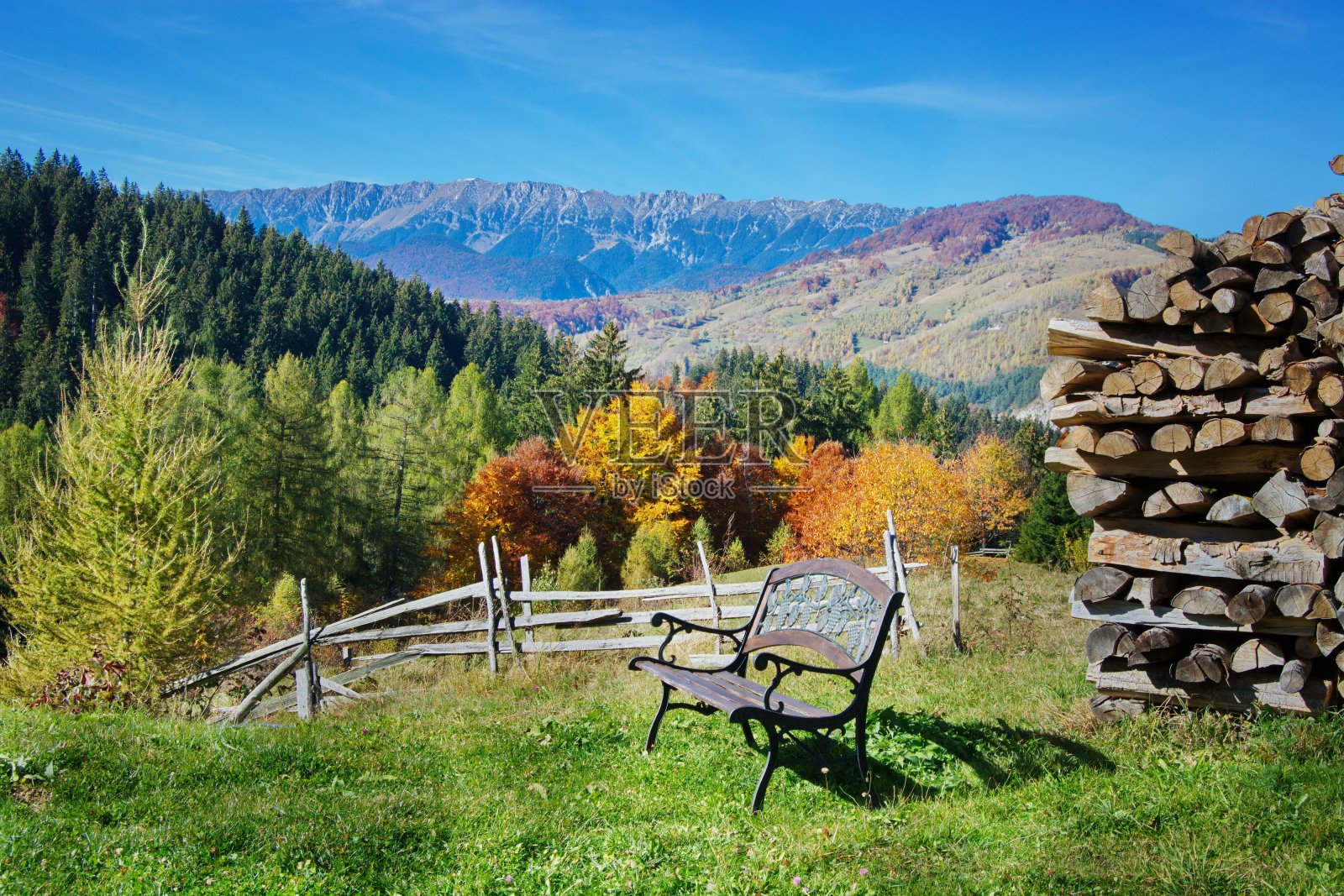 来自罗马尼亚特兰西瓦尼亚乡村的秋天、十月景观,有Magura、Bran、Brasov和Piatra Craiului buegi山的教堂照片摄影图片