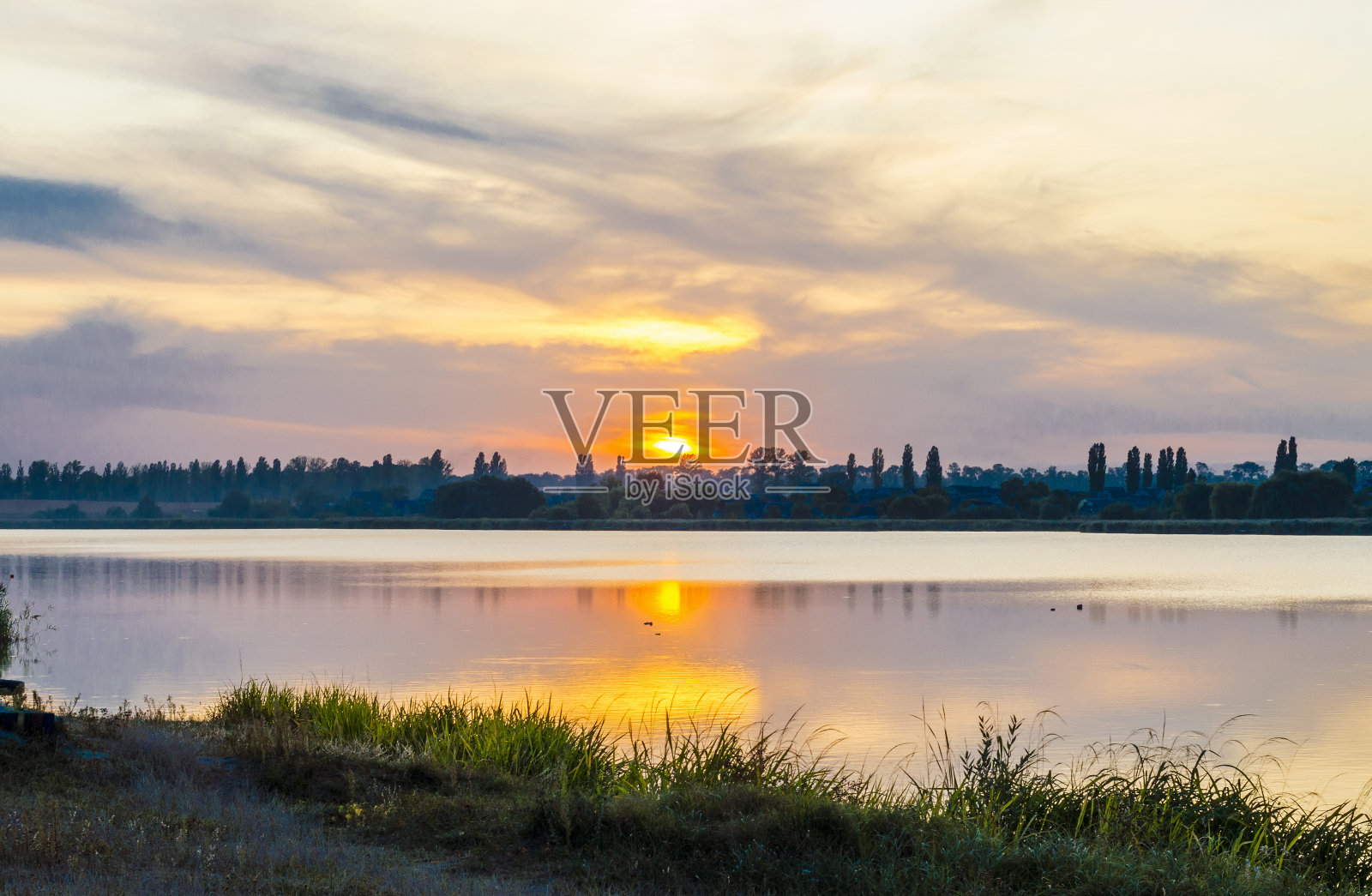 河岸在日落时分照片摄影图片