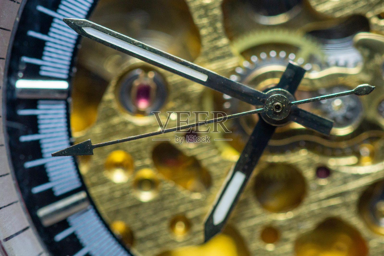 手表机械细节:精美的手表齿轮旋转并记录时间照片摄影图片