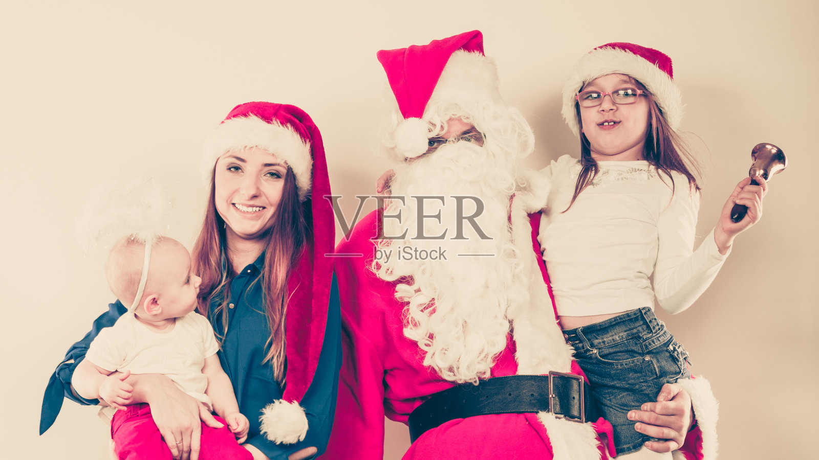 幸福家庭与圣诞老人照片摄影图片