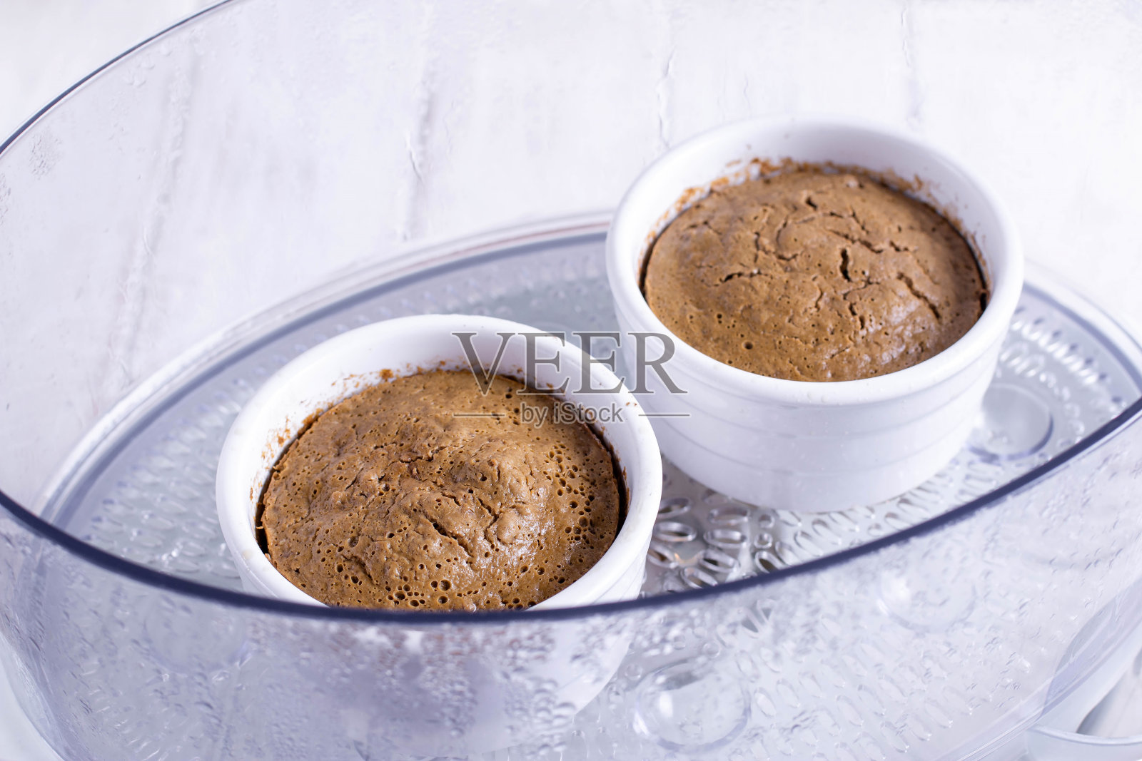 双层锅里的肝蛋奶酥摆在桌上照片摄影图片