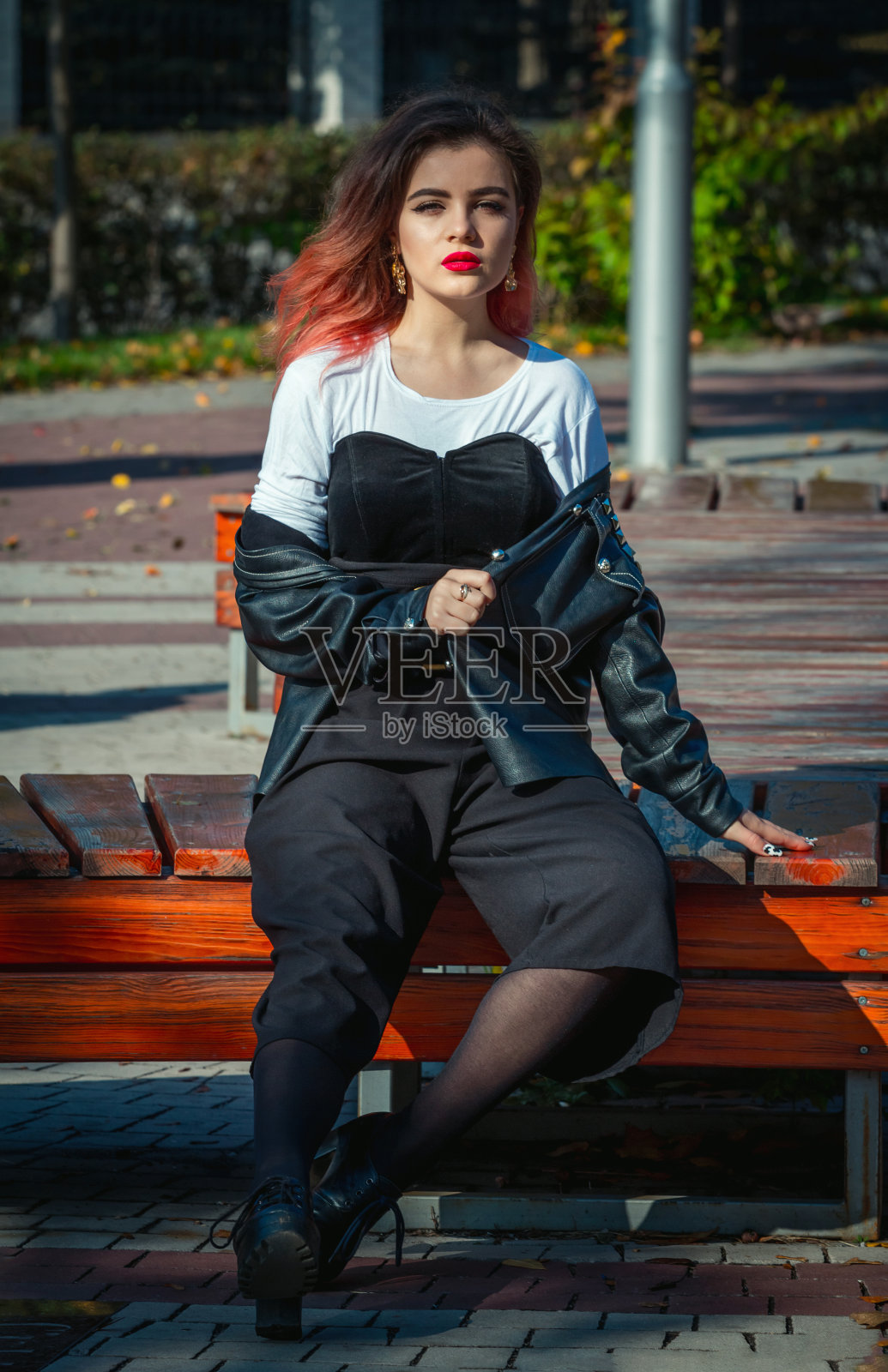 美丽时尚的年轻女子肖像与明亮的化妆照片摄影图片