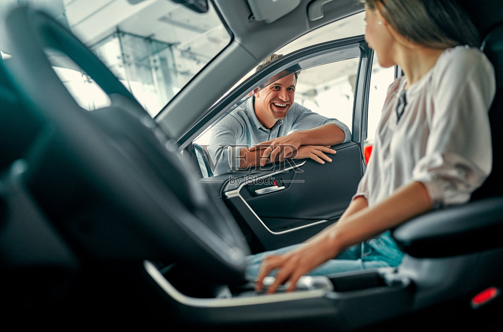 参观经销商照片摄影图片