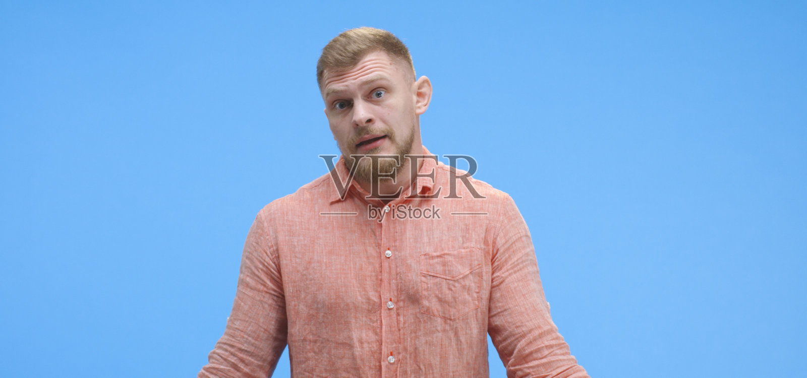 年轻人兴高采烈地笑着照片摄影图片