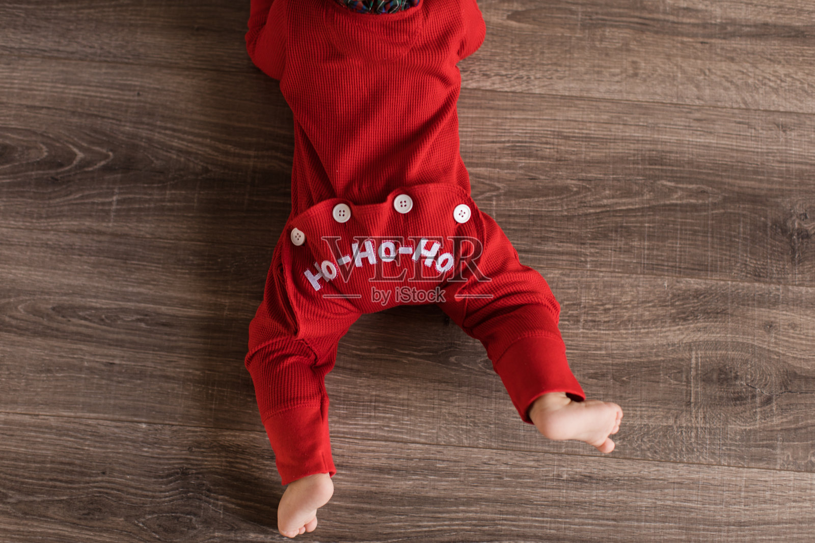 穿着红色圣诞睡衣的婴儿照片摄影图片