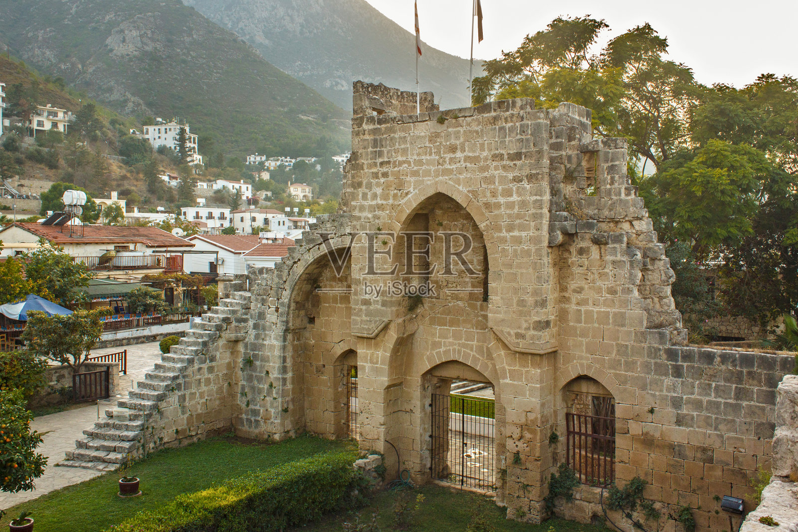 北塞浦路斯贝拉派修道院遗址。Bellapais修道院是13世纪在Kyrenia附近由Canons Regular建造的修道院的废墟。照片摄影图片