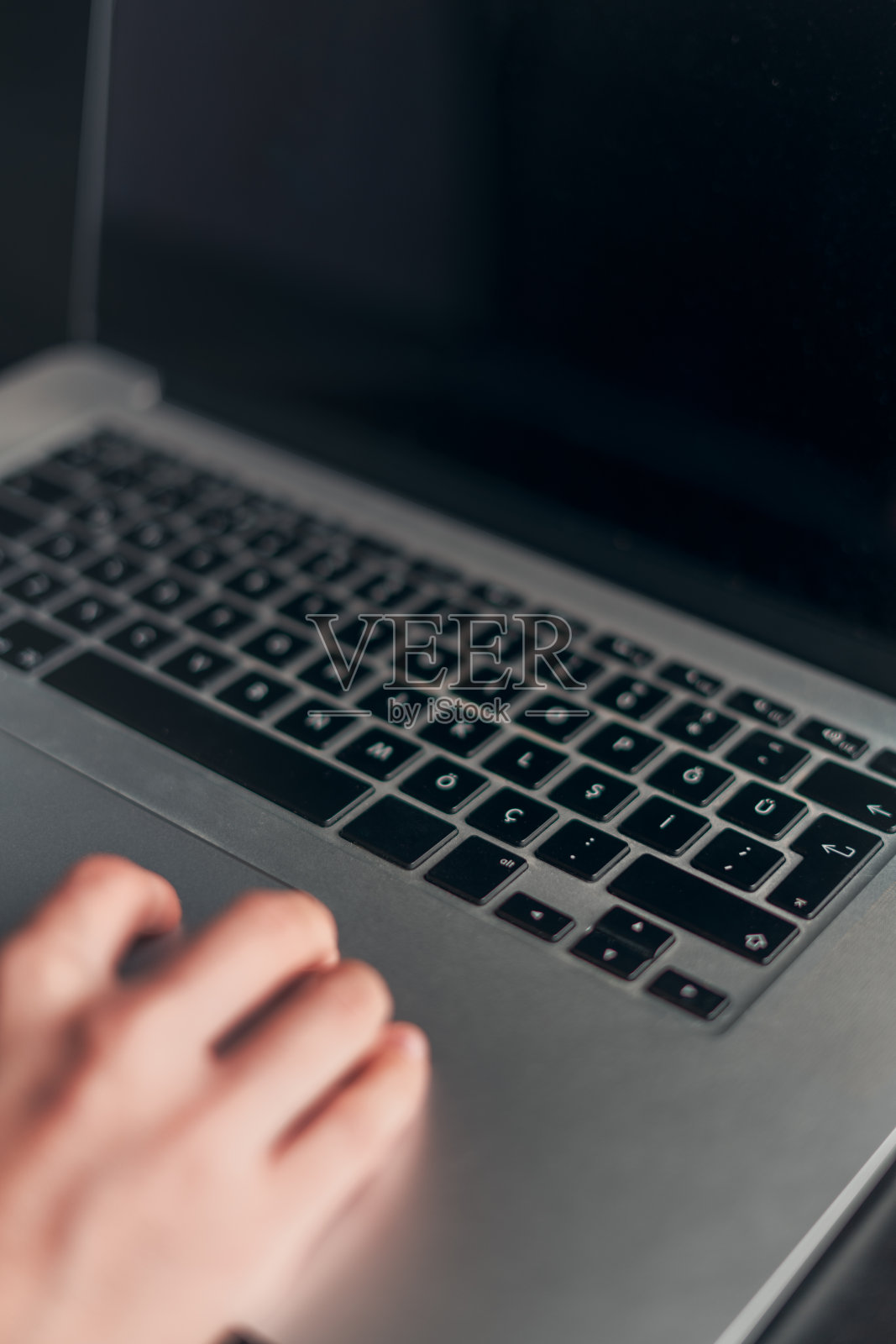 女人用手触摸笔记本触控板照片摄影图片