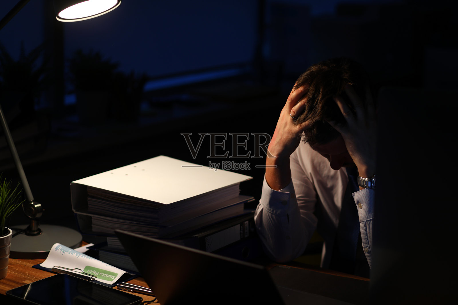 疲惫的业务员工照片摄影图片