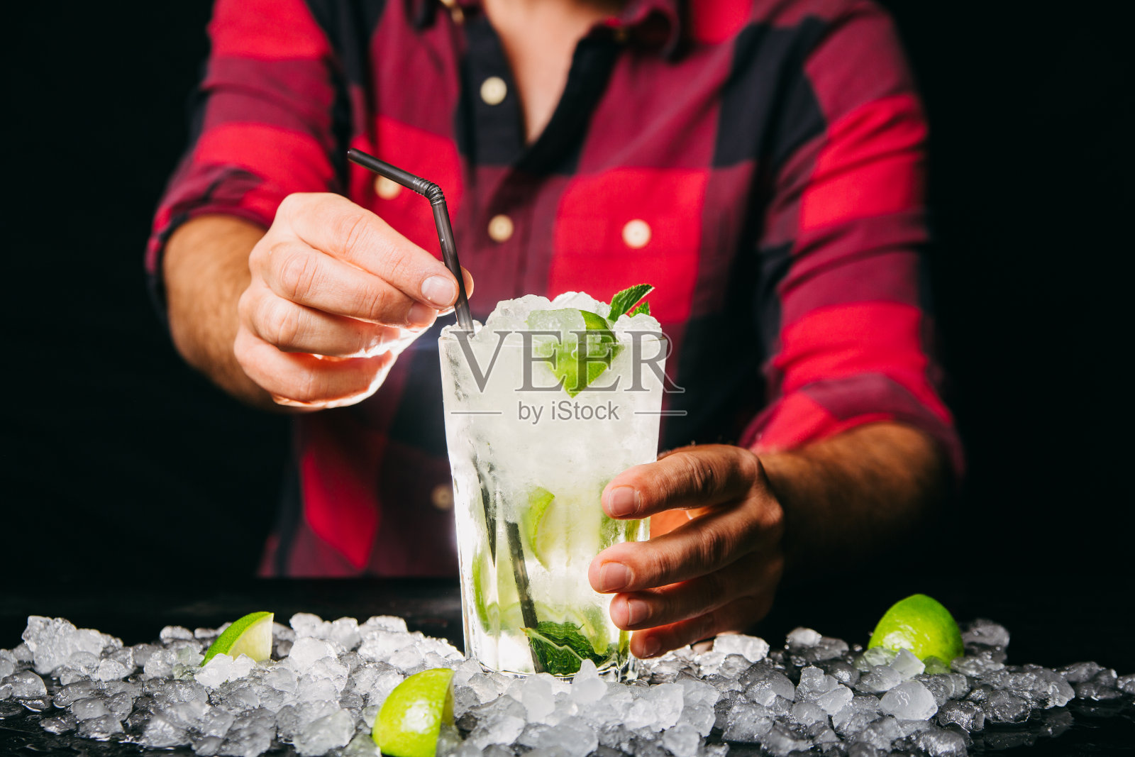 酒保调制莫吉托鸡尾酒照片摄影图片