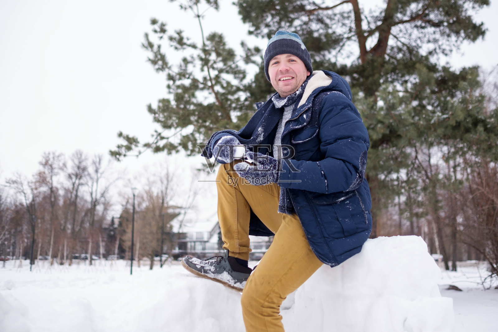 一个年轻的白人男子站在雪地里照片摄影图片