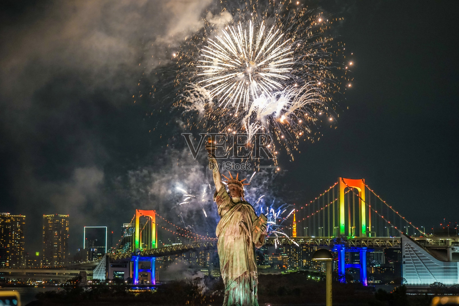 东京夜景和烟花(御台场彩虹烟花2019)照片摄影图片