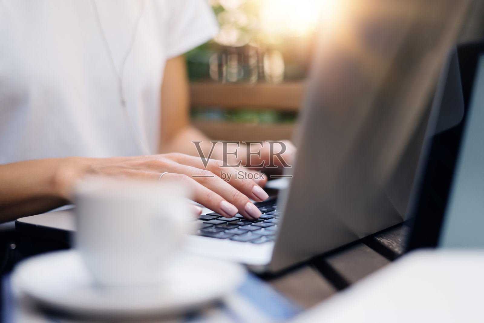 夏日阳台上有个年轻女人拿着笔记本电脑照片摄影图片