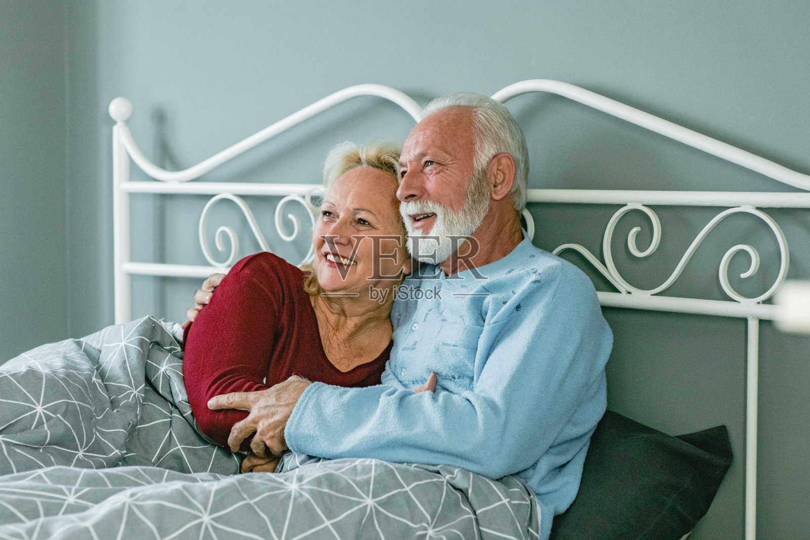 快乐的老年人在床上照片摄影图片