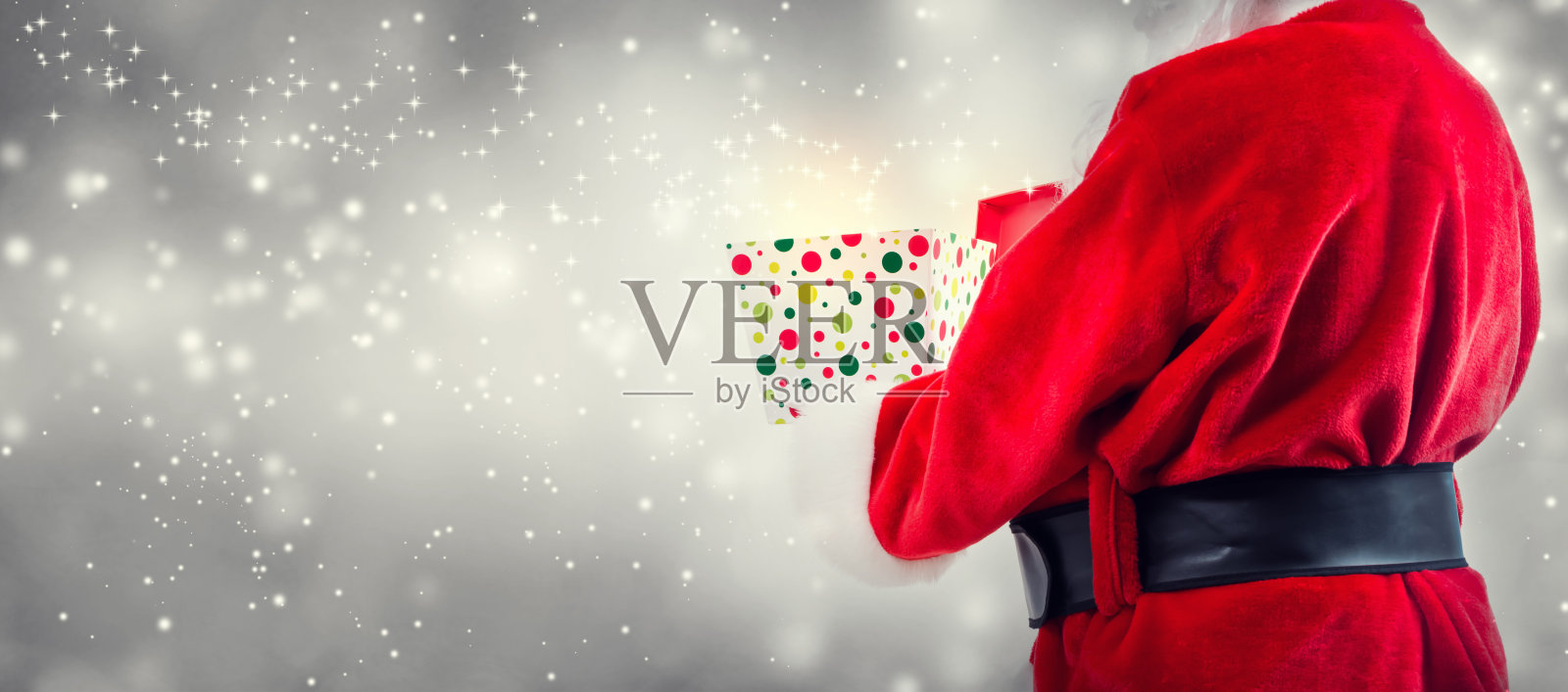 圣诞老人打开礼物盒照片摄影图片