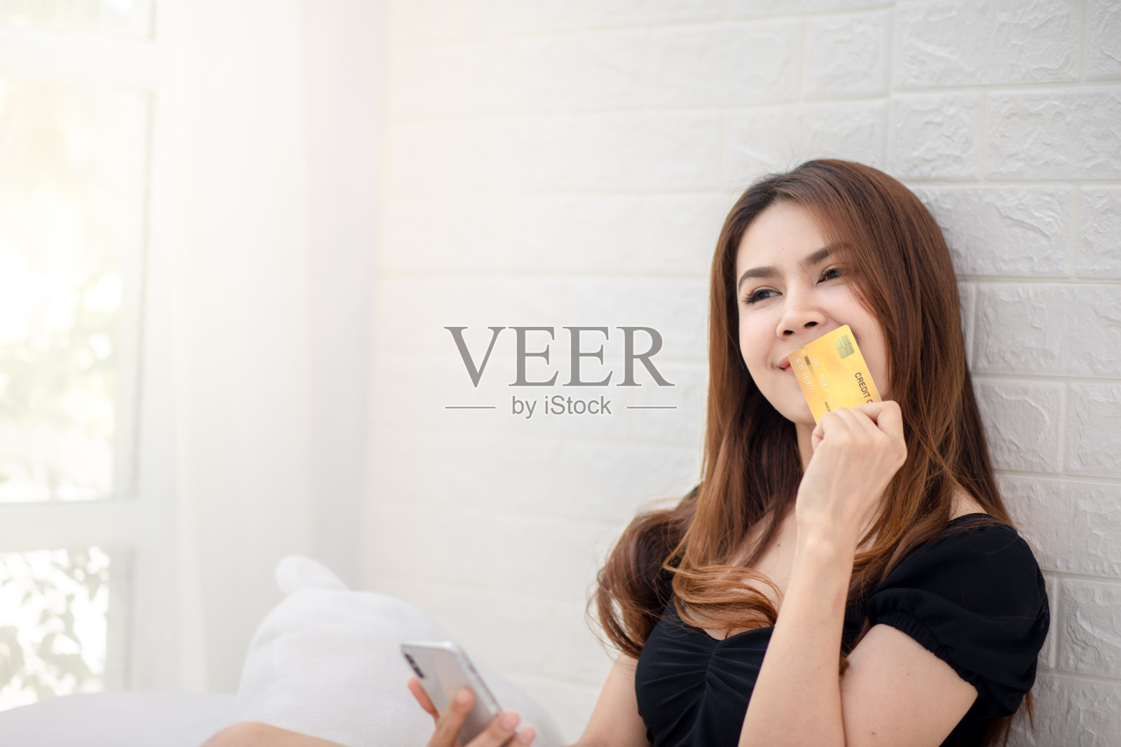 亚洲女性持有信用卡照片摄影图片