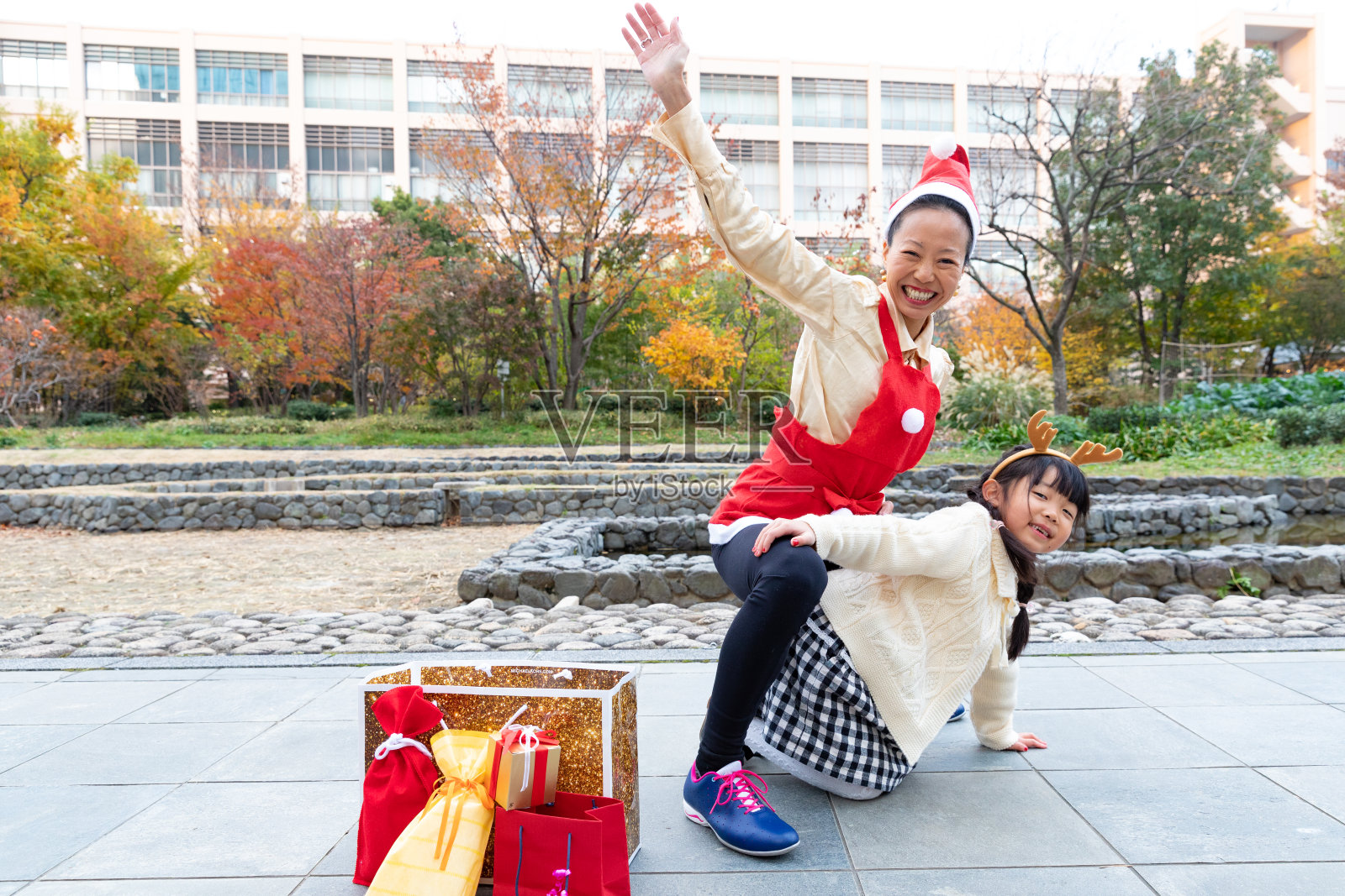 母亲和孩子享受圣诞节照片摄影图片