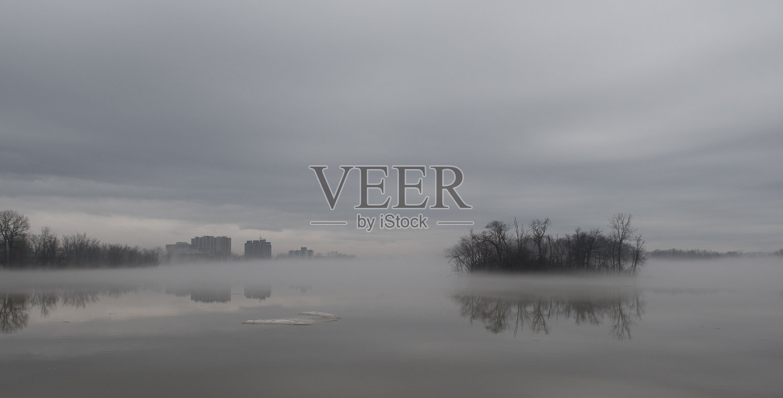 拉瓦尔有雾的早晨照片摄影图片